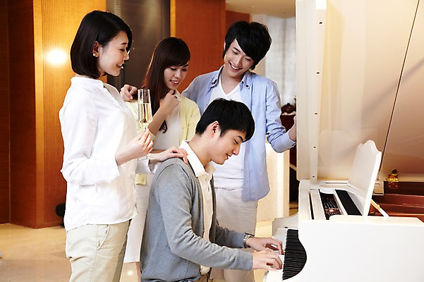 포토 JPG 외국인 해외기획촬영 라이프스타일 커플 여자 남자 행복 악기 연주 2011년중국 호텔 휴식 잔 주류 실내 서기 미소 웃음 사람 앉기 동양인 여러명 20대 성인 취미 컵 친구 중국인 파티 중국 음악감상 감상 모임 건반 피아노 샴페인 청도 동료 샴페인잔 청년만 성인만 국내포토 식기 감정 아시아 음료 음악 다수 컨셉 술잔 관계 모션 숙소 표정 인종 이벤트 청년 내부 생활 건반악기 파일형식