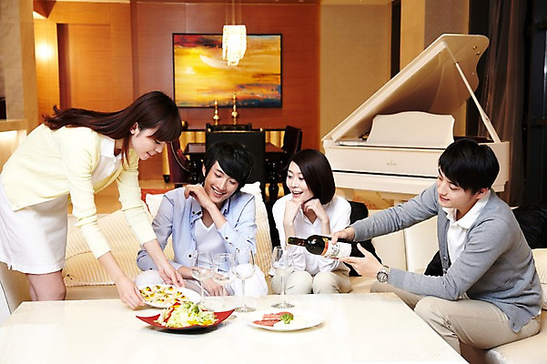 포토 JPG 외국인 해외기획촬영 라이프스타일 접시 여자 남자 행복 음료 악기 음식 액자 쿠션 거실 와인잔 의자 2011년중국 탁자 호텔 술병 휴식 조명 잔 주류 실내 서기 미소 웃음 들기 사람 앉기 동양인 여러명 20대 성인 취미 앞모습 컵 친구 소파 중국인 파티 와인 중국 샐러드 모임 건반 피아노 붓기 병 청도 음주 안주 와인병 동료 청년만 성인만 국내포토 식기 감정 아시아 음악 뷰포인트 가구 다수 컨셉 술잔 관계 모션 숙소 병_용기 표정 인종 이벤트 청년 내부 생활 건반악기 파일형식