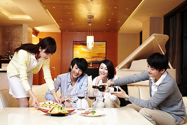 포토 JPG 외국인 해외기획촬영 라이프스타일 접시 여자 남자 행복 음료 악기 음식 액자 쿠션 거실 와인잔 의자 2011년중국 탁자 호텔 술병 휴식 조명 잔 주류 실내 서기 미소 웃음 들기 사람 앉기 동양인 여러명 20대 성인 취미 앞모습 컵 친구 소파 중국인 파티 와인 중국 샐러드 모임 건반 피아노 붓기 병 청도 음주 안주 와인병 동료 청년만 성인만 국내포토 식기 감정 아시아 음악 뷰포인트 가구 다수 컨셉 술잔 관계 모션 숙소 병_용기 표정 인종 이벤트 청년 내부 생활 건반악기 파일형식