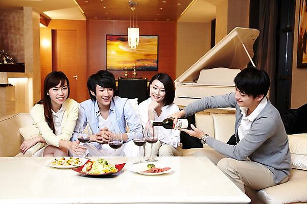 포토 JPG 외국인 해외기획촬영 라이프스타일 접시 여자 남자 행복 음료 악기 음식 액자 쿠션 거실 와인잔 의자 2011년중국 탁자 호텔 술병 휴식 조명 잔 주류 실내 미소 웃음 들기 사람 앉기 동양인 여러명 20대 성인 취미 앞모습 컵 친구 소파 중국인 파티 와인 중국 샐러드 모임 건반 피아노 붓기 병 청도 음주 안주 와인병 동료 청년만 성인만 국내포토 식기 감정 아시아 음악 뷰포인트 가구 다수 컨셉 술잔 관계 모션 숙소 병_용기 표정 인종 이벤트 청년 내부 생활 건반악기 파일형식