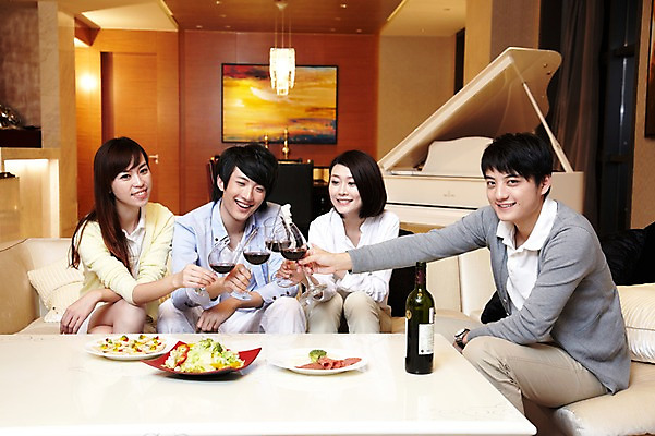 포토 JPG 외국인 해외기획촬영 라이프스타일 접시 여자 남자 행복 음료 악기 음식 액자 쿠션 거실 와인잔 의자 2011년중국 탁자 호텔 술병 휴식 조명 잔 주류 실내 미소 웃음 들기 사람 앉기 동양인 여러명 20대 성인 취미 앞모습 컵 친구 소파 중국인 파티 와인 중국 샐러드 모임 축하 건반 피아노 병 청도 음주 안주 와인병 동료 건배 청년만 성인만 국내포토 식기 감정 아시아 음악 뷰포인트 가구 다수 컨셉 술잔 관계 모션 숙소 병_용기 표정 인종 이벤트 청년 내부 생활 건반악기 파일형식