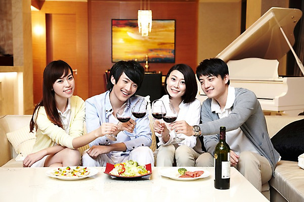 포토 JPG 외국인 해외기획촬영 라이프스타일 접시 여자 남자 행복 음료 악기 음식 액자 쿠션 거실 와인잔 의자 2011년중국 탁자 호텔 술병 휴식 조명 잔 주류 실내 미소 웃음 들기 사람 앉기 동양인 여러명 20대 성인 취미 앞모습 컵 친구 소파 중국인 파티 와인 중국 샐러드 모임 축하 건반 피아노 병 청도 음주 안주 와인병 동료 건배 청년만 성인만 국내포토 식기 감정 아시아 음악 뷰포인트 가구 다수 컨셉 술잔 관계 모션 숙소 병_용기 표정 인종 이벤트 청년 내부 생활 건반악기 파일형식