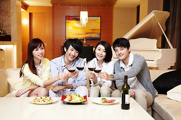 포토 JPG 외국인 해외기획촬영 라이프스타일 접시 여자 남자 행복 음료 악기 음식 액자 쿠션 거실 와인잔 의자 2011년중국 탁자 호텔 술병 휴식 조명 잔 주류 실내 미소 웃음 들기 사람 앉기 동양인 여러명 20대 성인 취미 앞모습 컵 친구 소파 중국인 파티 와인 중국 샐러드 모임 축하 건반 피아노 병 청도 음주 안주 와인병 동료 건배 청년만 성인만 국내포토 식기 감정 아시아 음악 뷰포인트 가구 다수 컨셉 술잔 관계 모션 숙소 병_용기 표정 인종 이벤트 청년 내부 생활 건반악기 파일형식