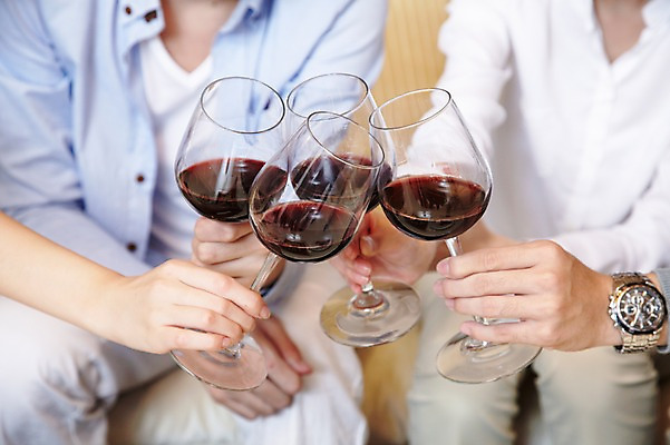 포토 JPG 해외기획촬영 라이프스타일 손 여자 남자 행복 음료 와인잔 2011년중국 휴식 잔 주류 실내 들기 사람 앉기 여러명 20대 성인 취미 아웃포커스 신체부위 컵 친구 파티 와인 중국 모임 축하 청도 음주 동료 건배 청년만 성인만 국내포토 식기 감정 아시아 다수 컨셉 술잔 관계 모션 촬영기법 이벤트 청년 내부 생활 파일형식