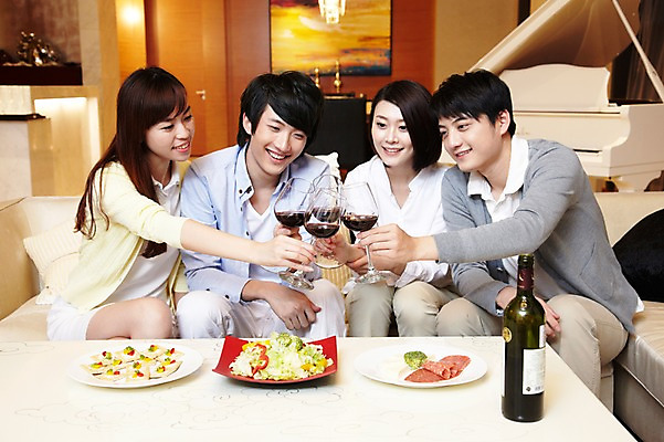 포토 JPG 외국인 해외기획촬영 라이프스타일 접시 여자 남자 행복 음료 악기 음식 액자 거실 와인잔 의자 2011년중국 탁자 호텔 술병 휴식 조명 잔 주류 실내 미소 웃음 들기 사람 앉기 동양인 여러명 20대 성인 취미 앞모습 컵 친구 소파 중국인 파티 와인 중국 샐러드 모임 축하 건반 피아노 병 청도 음주 안주 와인병 동료 건배 청년만 성인만 국내포토 식기 감정 아시아 음악 뷰포인트 가구 다수 컨셉 술잔 관계 모션 숙소 병_용기 표정 인종 이벤트 청년 내부 생활 건반악기 파일형식