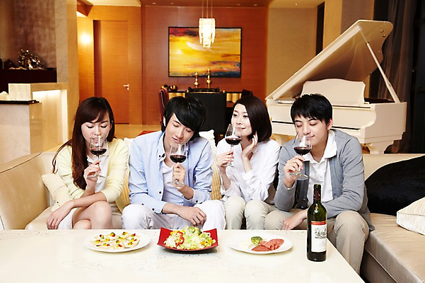 포토 JPG 외국인 해외기획촬영 라이프스타일 접시 여자 남자 행복 음료 악기 음식 액자 쿠션 거실 와인잔 의자 2011년중국 탁자 호텔 술병 휴식 조명 잔 주류 실내 들기 사람 앉기 동양인 여러명 20대 성인 취미 앞모습 컵 친구 소파 중국인 파티 와인 눈감음 중국 샐러드 모임 마시기 건반 피아노 병 청도 음주 안주 와인병 동료 음미 청년만 성인만 국내포토 식기 감정 아시아 음악 뷰포인트 가구 다수 컨셉 술잔 관계 모션 숙소 병_용기 인종 이벤트 청년 내부 생활 건반악기 파일형식