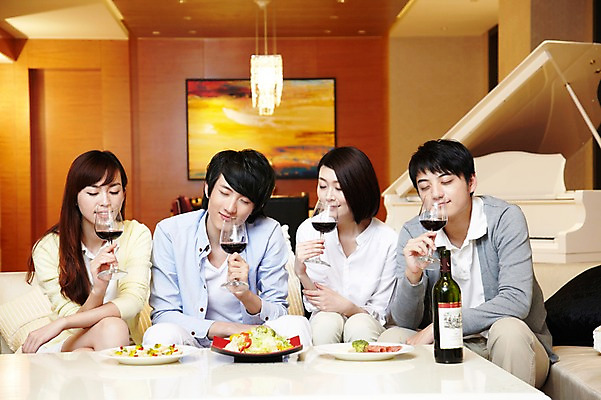 포토 JPG 외국인 해외기획촬영 라이프스타일 접시 여자 남자 행복 음료 악기 음식 액자 거실 와인잔 의자 2011년중국 탁자 호텔 술병 휴식 조명 잔 주류 실내 들기 사람 앉기 동양인 여러명 20대 성인 취미 앞모습 컵 친구 소파 중국인 파티 와인 눈감음 중국 샐러드 모임 마시기 건반 피아노 병 청도 음주 안주 와인병 동료 음미 청년만 성인만 국내포토 식기 감정 아시아 음악 뷰포인트 가구 다수 컨셉 술잔 관계 모션 숙소 병_용기 인종 이벤트 청년 내부 생활 건반악기 파일형식