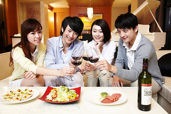 포토 JPG 외국인 해외기획촬영 라이프스타일 접시 여자 남자 행복 음료 악기 음식 액자 거실 와인잔 의자 2011년중국 탁자 호텔 술병 휴식 조명 잔 주류 실내 미소 웃음 들기 사람 앉기 동양인 여러명 20대 성인 취미 앞모습 컵 친구 소파 중국인 파티 와인 중국 샐러드 모임 축하 건반 피아노 병 청도 음주 안주 와인병 동료 건배 청년만 성인만 국내포토 식기 감정 아시아 음악 뷰포인트 가구 다수 컨셉 술잔 관계 모션 숙소 병_용기 표정 인종 이벤트 청년 내부 생활 건반악기 파일형식