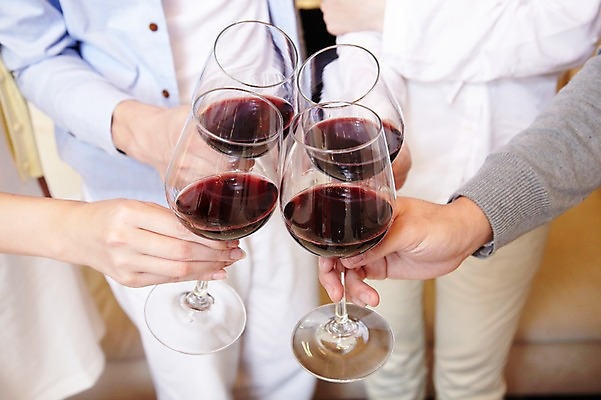 포토 JPG 해외기획촬영 라이프스타일 손 여자 남자 행복 음료 와인잔 2011년중국 휴식 잔 주류 실내 서기 들기 사람 여러명 20대 성인 취미 아웃포커스 신체부위 컵 친구 파티 와인 중국 모임 축하 청도 음주 동료 건배 청년만 성인만 국내포토 식기 감정 아시아 다수 컨셉 술잔 관계 모션 촬영기법 이벤트 청년 내부 생활 파일형식