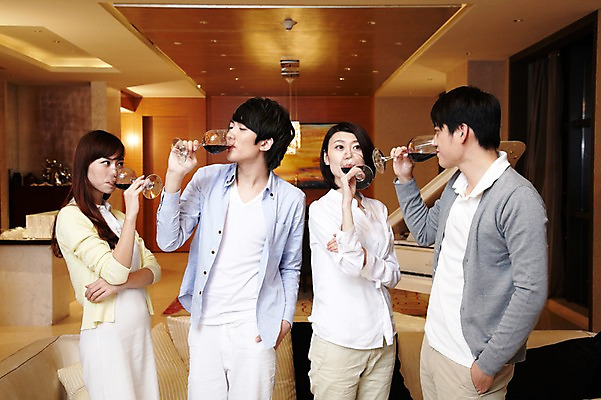 포토 JPG 외국인 해외기획촬영 라이프스타일 여자 남자 행복 음료 악기 쿠션 거실 와인잔 의자 2011년중국 호텔 휴식 잔 주류 실내 서기 들기 사람 동양인 여러명 20대 성인 취미 컵 친구 소파 중국인 파티 와인 중국 모임 마시기 건반 피아노 청도 음주 동료 음미 청년만 성인만 국내포토 식기 감정 아시아 음악 가구 다수 컨셉 술잔 관계 모션 숙소 인종 이벤트 청년 내부 생활 건반악기 파일형식