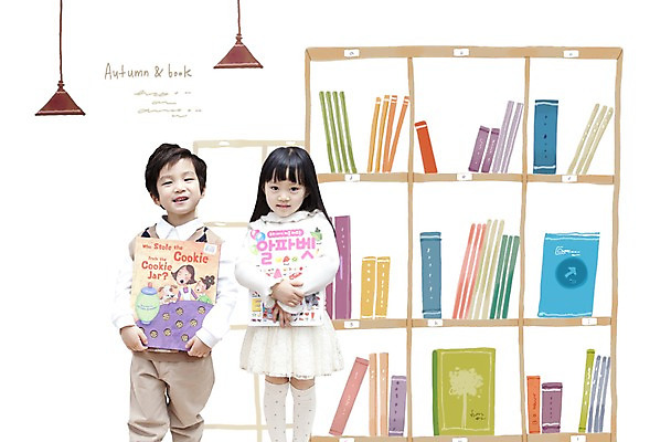 전신 PSD 편집이미지 라이프스타일 여자 남자 딸 행복 어린이라이프 아들 어린이 전구 가족 조명 책장 영어교육 서기 미소 웃음 들기 사람 동양인 소녀 소년 두명 라이프 책 독서 유치원생 기쁨 한국인 자녀 서재 즐거움 여러권 영어책 어린이만 이미지편집 영어 교육 감정 가구 다수 관계 모션 표정 인종 생활 파일형식