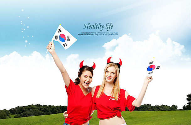 PSD 서양인 외국인 나무 식물 구름 편집이미지 여자 스포츠 포즈 올림픽 반바지 응원 하계올림픽 모션 서기 미소 웃음 들기 사람 손짓 잔디 상반신 20대 두명 앞모습 손들기 희망 응원용품 깃발 머리띠 풀 국기 태극기 붉은악마 축구응원 열정 머리장식 빨간티셔츠 여자만 성인여자만 청년만 청년여자만 성인만 월드싸커 이미지편집 자연요소 감정 뷰포인트 장신구 바지 표정 인종 청년 장식 오브젝트 파일형식