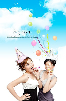 PSD 외국인 구름 편집이미지 우먼라이프 라이프스타일 여자 행복 허리손 포즈 서기 미소 웃음 들기 사람 손짓 이벤트 상반신 20대 성인 두명 라이프 파티 고깔모자 불기 즐거움 이벤트용품 파티용품 피리 파티복 풍선 특별함 여자만 성인여자만 청년만 청년여자만 성인만 이미지편집 자연요소 모자_잡화 옷 감정 컨셉 모션 표정 인종 청년 생활 목관악기 오브젝트 파일형식