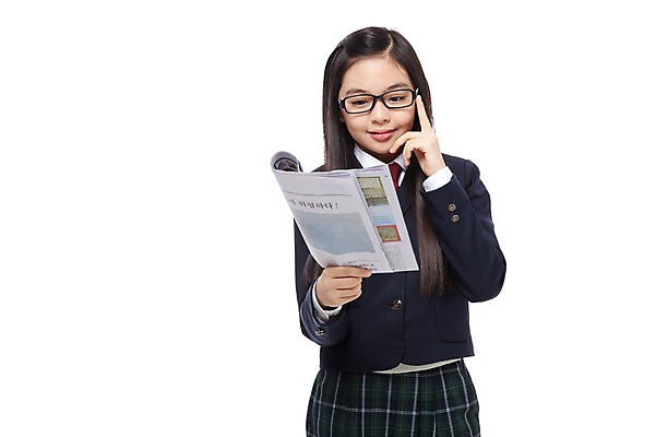 포토 JPG 스튜디오촬영 학생 라이프스타일 긴머리 응시 여학생 여자 교육 교복 안경 중학생 청소년 실내 한명 미소 웃음 들기 누끼 사람 동양인 상반신 앞모습 10대 스쿨라이프 십대라이프스타일 한국인 정보 신문 뉴스 신문읽기 읽기 여중생 상식 여자만 여자한명만 십대만 십대여자만 십대여자한명만 안경낌 소식_알림 국내포토 1 헤어스타일 시선 잡화 옷 뷰포인트 컨셉 학교 모션 표정 인종 내부 생활 간행물 파일형식