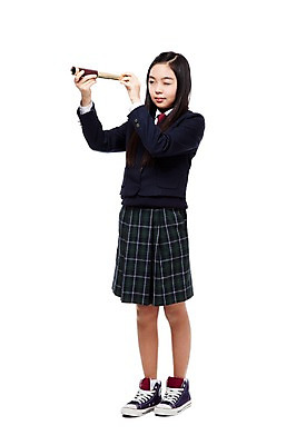 포토 JPG 스튜디오촬영 전신 학생 라이프스타일 긴머리 응시 여학생 여자 교복 운동화 모션 중학생 청소년 실내 한명 서기 들기 누끼 사람 동양인 앞모습 10대 스쿨라이프 눈감음 십대라이프스타일 망원경 한국인 관찰 스니커즈 여중생 여자만 여자한명만 십대만 십대여자만 십대여자한명만 국내포토 1 헤어스타일 시선 옷 뷰포인트 신발 학교 인종 내부 생활 파일형식