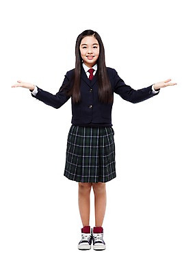 포토 JPG 스튜디오촬영 전신 학생 라이프스타일 긴머리 여학생 여자 교복 운동화 모션 중학생 청소년 안내 실내 한명 서기 미소 웃음 누끼 사람 동양인 손짓 앞모습 10대 스쿨라이프 십대라이프스타일 한국인 스니커즈 여중생 여자만 여자한명만 십대만 십대여자만 십대여자한명만 국내포토 1 헤어스타일 옷 뷰포인트 신발 학교 표정 인종 내부 생활 파일형식