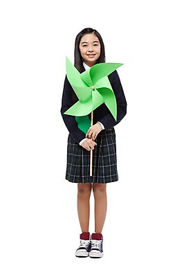 포토 JPG 스튜디오촬영 전신 학생 라이프스타일 긴머리 여학생 여자 교복 운동화 중학생 청소년 실내 한명 서기 미소 웃음 들기 누끼 사람 동양인 앞모습 10대 스쿨라이프 십대라이프스타일 한국인 바람개비 스니커즈 여중생 여자만 여자한명만 십대만 십대여자만 십대여자한명만 국내포토 1 헤어스타일 옷 뷰포인트 신발 학교 모션 표정 인종 내부 생활 파일형식