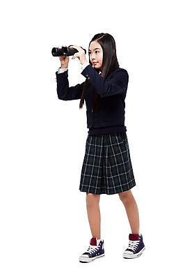 포토 JPG 스튜디오촬영 전신 학생 라이프스타일 긴머리 응시 여학생 여자 교복 운동화 모션 중학생 청소년 실내 한명 서기 들기 누끼 사람 동양인 옆모습 10대 스쿨라이프 십대라이프스타일 쌍안경 망원경 한국인 관찰 스니커즈 여중생 여자만 여자한명만 십대만 십대여자만 십대여자한명만 국내포토 1 헤어스타일 시선 옷 뷰포인트 신발 학교 인종 내부 생활 파일형식