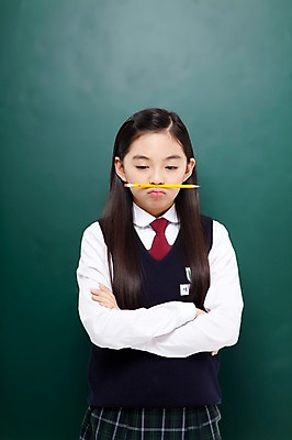 포토 JPG 스튜디오촬영 학생 라이프스타일 긴머리 여학생 여자 교복 중학생 청소년 실내 한명 사람 동양인 상반신 앞모습 10대 필기구 연필 스쿨라이프 팔짱 십대라이프스타일 칠판 한국인 여중생 여자만 여자한명만 십대만 십대여자만 십대여자한명만 국내포토 1 헤어스타일 옷 뷰포인트 학교 모션 문구용품 학용품 인종 내부 생활 파일형식