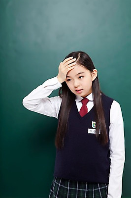 포토 JPG 스튜디오촬영 학생 라이프스타일 긴머리 여학생 여자 교복 생각 모션 중학생 청소년 스트레스 실내 한명 사람 동양인 손짓 상반신 앞모습 10대 스쿨라이프 십대라이프스타일 칠판 한국인 여중생 두통 여자만 여자한명만 십대만 십대여자만 십대여자한명만 국내포토 1 헤어스타일 옷 뷰포인트 학교 인종 내부 생활 질병 파일형식