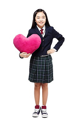 포토 JPG 스튜디오촬영 전신 학생 라이프스타일 긴머리 여학생 여자 교복 허리손 운동화 쿠션 중학생 청소년 실내 선물 한명 서기 미소 웃음 들기 누끼 사람 동양인 앞모습 10대 스쿨라이프 십대라이프스타일 한국인 하트 스니커즈 여중생 하트쿠션 여자만 여자한명만 십대만 십대여자만 십대여자한명만 국내포토 모양 1 헤어스타일 옷 뷰포인트 포즈 신발 학교 모션 표정 인종 내부 생활 파일형식