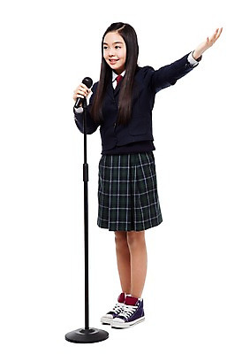 포토 JPG 스튜디오촬영 전신 학생 라이프스타일 긴머리 응시 여학생 여자 교복 운동화 모션 중학생 청소년 실내 한명 서기 미소 웃음 누끼 사람 동양인 손짓 옆모습 10대 스쿨라이프 십대라이프스타일 한국인 발표 강의 스니커즈 스탠드마이크 마이크 여중생 여자만 여자한명만 십대만 십대여자만 십대여자한명만 국내포토 1 헤어스타일 시선 옷 뷰포인트 음향기기 신발 학교 표정 인종 내부 생활 파일형식
