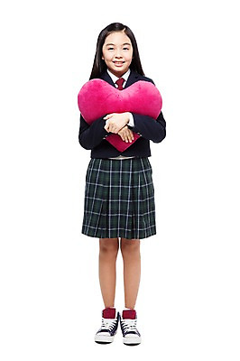 포토 JPG 스튜디오촬영 전신 학생 라이프스타일 긴머리 여학생 여자 교복 운동화 쿠션 중학생 청소년 실내 선물 한명 서기 미소 웃음 들기 누끼 사람 동양인 앞모습 10대 스쿨라이프 십대라이프스타일 한국인 하트 스니커즈 여중생 하트쿠션 여자만 여자한명만 십대만 십대여자만 십대여자한명만 국내포토 모양 1 헤어스타일 옷 뷰포인트 신발 학교 모션 표정 인종 내부 생활 파일형식