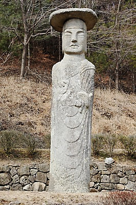 포토 JPG 주간 나무 식물 종교 조각 불교 종교용품 돌담 사람없음 야외 담장 부처님오신날 돌_바위 불상 불교용품 석상 보물 기솔리석불입상 쌍미륵사 조각_조소 국내포토 자연요소 기념일 안성 조소 파일형식