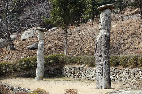 포토 JPG 주간 나무 식물 종교 조각 불교 종교용품 돌담 사람없음 야외 담장 부처님오신날 돌_바위 나뭇가지 불상 불교용품 석상 보물 기솔리석불입상 쌍미륵사 조각_조소 국내포토 자연요소 기념일 안성 조소 파일형식