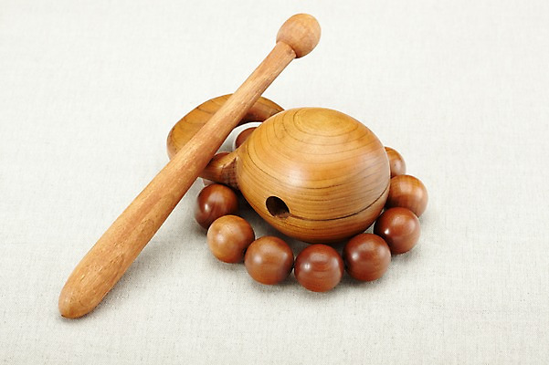 포토 JPG 스튜디오촬영 종교 불교 종교용품 실내 사람없음 목재 부처님오신날 불교용품 염주 목탁 국내포토 나무 기념일 재료 내부 파일형식