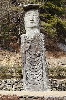 포토 JPG 주간 나무 식물 종교 조각 불교 종교용품 돌담 사람없음 야외 담장 부처님오신날 돌_바위 불상 불교용품 석상 보물 기솔리석불입상 쌍미륵사 조각_조소 국내포토 자연요소 기념일 안성 조소 파일형식