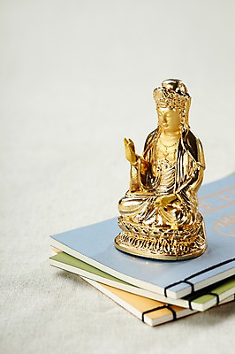 포토 JPG 스튜디오촬영 종교 백그라운드 불교 종교용품 실내 사람없음 책 쌓기 부처님오신날 불상 불교용품 여러권 부처 불경 불교경전 불교서적 불교책 아미타불 국내포토 기념일 다수 모션 내부 경전 파일형식