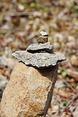 포토 JPG 주간 종교 불교 종교용품 근접촬영 사람없음 야외 아웃포커스 쌓기 탑 여러개 부처님오신날 돌_바위 석탑 광석 칠장사 국내포토 자연요소 건축물 기념일 뷰포인트 다수 모션 촬영기법 사찰 안성 파일형식