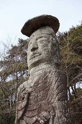 포토 JPG 주간 나무 식물 종교 조각 불교 종교용품 돌담 사람없음 야외 담장 부처님오신날 돌_바위 불상 불교용품 석상 보물 기솔리석불입상 쌍미륵사 조각_조소 국내포토 자연요소 기념일 안성 조소 파일형식