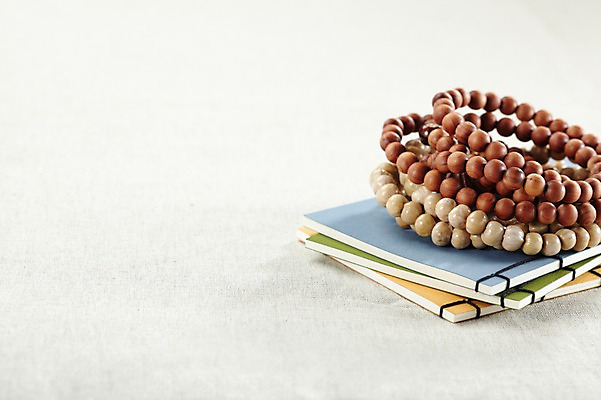 포토 JPG 스튜디오촬영 종교 백그라운드 불교 종교용품 실내 사람없음 책 쌓기 부처님오신날 불교용품 여러권 염주 불경 불교경전 불교서적 불교책 국내포토 기념일 다수 모션 내부 경전 파일형식