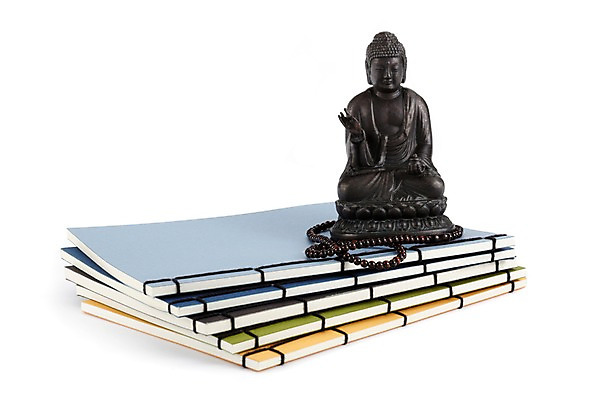 포토 JPG 스튜디오촬영 종교 불교 종교용품 실내 누끼 사람없음 책 쌓기 부처님오신날 불상 불교용품 여러권 부처 불경 불교경전 불교서적 불교책 국내포토 기념일 다수 모션 내부 경전 파일형식