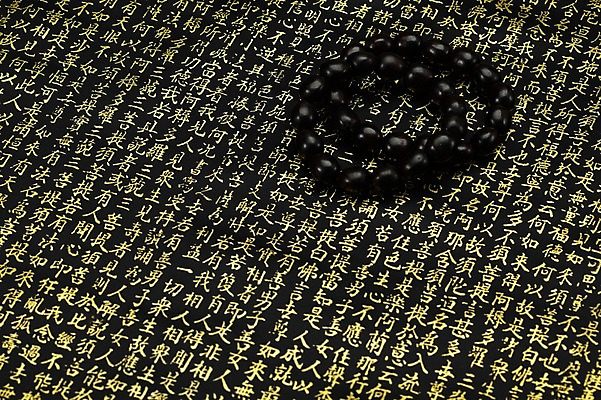 포토 JPG 스튜디오촬영 문자 종교 백그라운드 불교 종교용품 실내 사람없음 책 한자 부처님오신날 불교용품 염주 불경 불교경전 불교서적 불교책 국내포토 기념일 내부 경전 파일형식