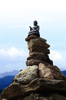 포토 JPG 주간 구름 종교 로우앵글 불교 종교용품 하늘 풍경 사람없음 야외 탑 부처님오신날 돌_바위 조약돌 석탑 불상 불교용품 부처 칠장사 국내포토 자연요소 건축물 기념일 뷰포인트 사찰 안성 파일형식