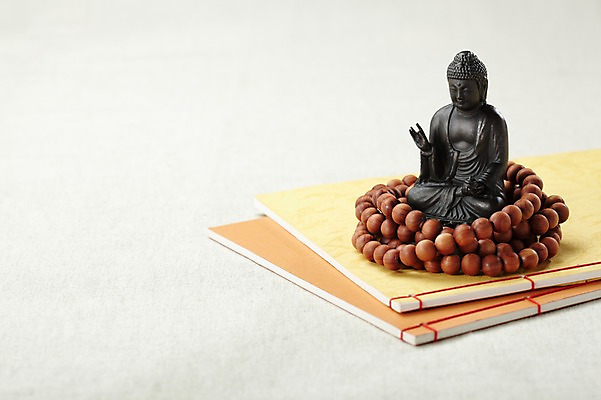 포토 JPG 스튜디오촬영 종교 백그라운드 불교 종교용품 실내 사람없음 책 쌓기 부처님오신날 불상 불교용품 여러권 부처 염주 불경 불교경전 불교서적 불교책 국내포토 기념일 다수 모션 내부 경전 파일형식
