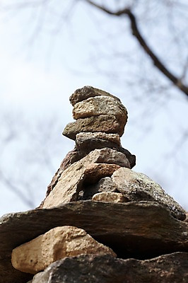 포토 JPG 주간 식물 종교 로우앵글 불교 종교용품 하늘 근접촬영 사람없음 야외 부처님오신날 돌_바위 조약돌 나뭇가지 석탑 불교용품 칠장사 국내포토 자연요소 나무 기념일 뷰포인트 탑 사찰 안성 파일형식