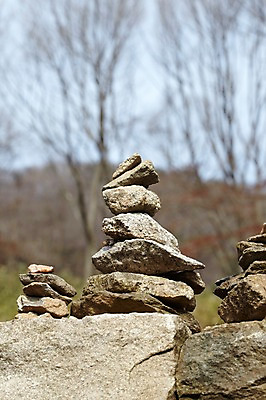 포토 JPG 주간 식물 종교 로우앵글 불교 종교용품 하늘 근접촬영 사람없음 야외 부처님오신날 돌_바위 조약돌 나뭇가지 석탑 불교용품 칠장사 국내포토 자연요소 나무 기념일 뷰포인트 탑 사찰 안성 파일형식