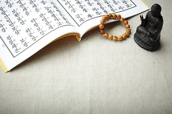 포토 JPG 스튜디오촬영 문자 종교 불교 종교용품 실내 사람없음 책 한자 부처님오신날 불상 불교용품 부처 염주 불경 불교경전 불교서적 불교책 석가모니불 국내포토 기념일 내부 경전 파일형식