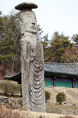 포토 JPG 주간 나무 식물 시설물 건축물 종교 조각 고건축 불교 종교용품 종교건축 종교시설 돌담 사람없음 야외 건물 담장 부처님오신날 돌_바위 사찰 사원 불상 불교용품 석상 보물 기솔리석불입상 쌍미륵사 조각_조소 국내포토 자연요소 기념일 건축 비즈니스 시설 안성 조소 파일형식