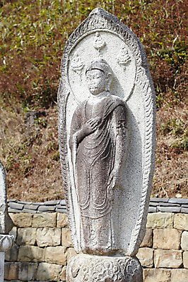 포토 JPG 주간 나무 식물 종교 조각 불교 종교용품 돌담 사람없음 야외 담장 부처님오신날 돌_바위 불상 불교용품 석상 보물 봉업사지석불입상 조각_조소 국내포토 자연요소 기념일 입상 조소 파일형식