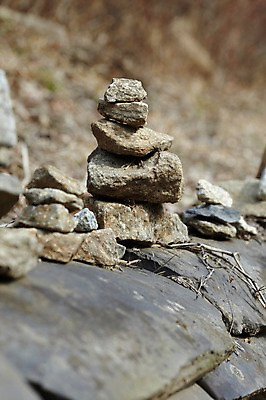 포토 JPG 주간 종교 불교 종교용품 근접촬영 사람없음 야외 부처님오신날 돌_바위 조약돌 석탑 불교용품 칠장사 국내포토 자연요소 기념일 뷰포인트 탑 사찰 안성 파일형식