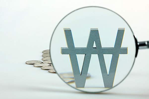 포토 JPG 스튜디오촬영 문자 기호 컨셉 돈 비즈니스 돋보기 실내 근접촬영 사람없음 금융 경제 동전 원화 화폐기호 확대 오브젝트 확대경 국내포토 뷰포인트 내부 재산 화폐 파일형식