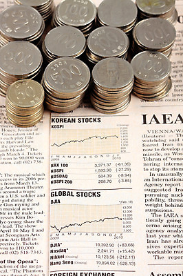 포토 JPG 스튜디오촬영 문자 알파벳 영어 백그라운드 컨셉 돈 비즈니스 통계 수치 그래프 실내 근접촬영 사람없음 아웃포커스 금융 경제 하이앵글 쌓기 동전 원화 신문 주식 백원 오백원 오브젝트 영자신문 주가 환율 오십원 국내포토 뷰포인트 모션 촬영기법 내부 간행물 뉴스 재산 파일형식