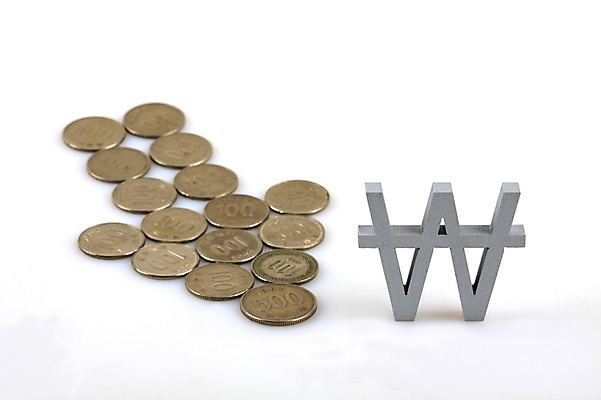 포토 JPG 스튜디오촬영 문자 기호 화살표 백그라운드 컨셉 돈 비즈니스 실내 사람없음 아웃포커스 금융 경제 동전 원화 화폐기호 백원 오백원 오브젝트 국내포토 촬영기법 내부 재산 화폐 파일형식