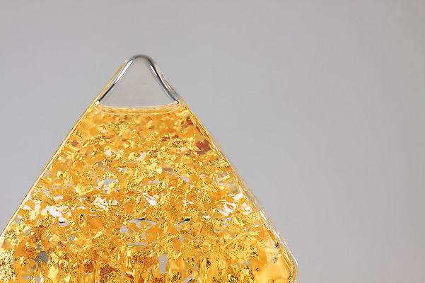 포토 JPG 스튜디오촬영 컬러 백그라운드 컨셉 돈 비즈니스 실내 근접촬영 사람없음 금융 경제 한개 노란색 모형 금색 삼각형 가루 오브젝트 금가루 사금 국내포토 도형 1 뷰포인트 내부 재산 파일형식