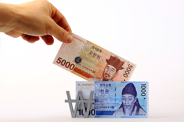 포토 JPG 스튜디오촬영 문자 손 기호 컨셉 지폐 돈 신체 비즈니스 한손 실내 한명 들기 사람 신체부위 금융 경제 잡기 원화 화폐기호 오만원 천원 퇴계이황 율곡이이 국내포토 1 모션 내부 재산 화폐 파일형식